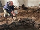 Archeolog Jií Klsák odkrývá pozstatky hradební zdi pvodního sokolovského...