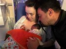Emma s manelem v porodnici s dcerkami
