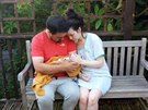 Emma Woodhouse s manelem brala dcerku na procházky okolo porodnice