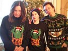 Ozzy Osbourne s rodinkou zvolili svetry z jeho vlastní vánoní kolekce.
