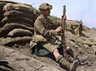 Voják si na snímku z ervna 1916 istí svou puku.
