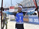Francouz Martin Fourcade oslavuje své vítzství ve stíhacím závod v rakouském...