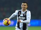 Cristiano Ronaldo z Juventusu sprintuje za míem v utkání proti FC Turín.