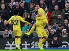 Pedro z Chelsea (vpravo) se raduje se svými spoluhrái ze vsteleného gólu do...