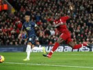 Sadio Mané z Liverpoolu dává gól v utkání proti Manchesteru United.