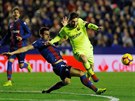 Útoník Barcelony Lionel Messi bí za míem, snaí se ho zastavit Sergio...
