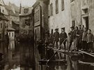 Vysok hladina pi jarnch povodnch roku 1920 zaplavila i ulici Parkn. Foto...