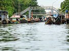 Řada kanálů byla v Bangkoku zasypána, lodě jsou však dodnes důležitým dopravním...