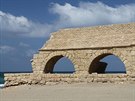 Staroímský akvadukt poblí starovkého msta Caesarea Maritima