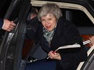 Britská premiérka Theresa Mayová se vrací po hlasování o její dve do Downing...