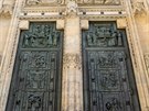 Bronzové vstupní dvee do svatovítské katedrály. Reliéfy zobrazují napíklad...