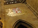 Obrovský státní znak eskoslovenska vyvedený v mozaice nad gotickým obloukem v...