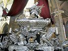 Stíbrný pomník sv. Jana Nepomuckého v jiním ochozu katedrály sv. Víta
