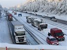 Čerstvý sníh způsobil kolaps dopravy na 103. kilometru dálnice D1 u Větrného...
