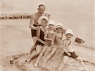 Rodina bhem dovolené na plái Baltského moe (1930)