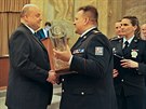 editel jihomoravské policie Leo Tril pedává ocenní Policistovi roku 2018,...