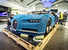 Bugatti Chiron z Lega Technik. Instalace výstavky v Alze.