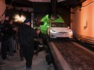 Elon Musk pijídí v upraveném vozu Tesla Model X na pedstavení svého tunelu v...
