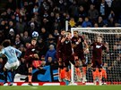Leroy Sane z Manchesteru City stílí gól z pímého kopu do sít Hoffenheimu v...