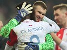 Slávistický branká Ondej Kolá objímá spoluhráe Petera Olayinku poté, co tým...