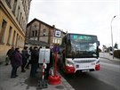Autobus 61 voz� cestuj�c� mezi doln�m a hlavn�m n�dra��m.