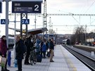 Cestující čekají na vlak na brněnském dolním nádraží.