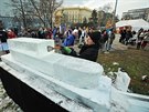 Vroba sochy Titanicu z ledu na Moravsk nmst v Brn (14. prosince 2018)