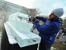 Socha Marian Marlek vytesal v Brn z ledu vce ne dvoumetrovou sochu...