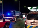 Osobní auto na erpací stanici u dálnice D5 narazilo do odstaveného kamionu....