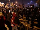 Lidé v Budapeti protestovali ped sídlem televize. (17. prosince 2018)