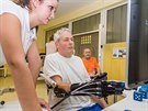 Lidem po mozkov� p��hod� pom�h� s rehabilitac� robotick� ruka. Metodu...