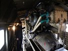 Kontrola dieslového motoru na nádraí v Dobíi. Pi volnobhu má motor 350...