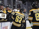 Brad Marchand a David Pastrák slaví gól s lavikou Boston Bruins