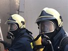 Hasi�i bojuj� s po��rem haly v ulici Ji��ho ze Vtelna v pra�sk�ch Po�ernic�ch.