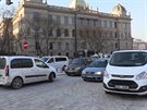 Neleg�ln� parkov�n� na kolej�ch u N�rodn�ho muzea. (13. 12. 2018)