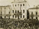 Historická fotografie zachycující listopadovou manifestaci na námstí v...