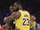 LeBron James (23) z LA Lakers se naposledy utkal s Dwyanem Wadem z Miami, a tak...