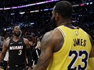 Dwyane Wade (vlevo) z Miami a LeBron James z LA Lakers se na sebe usmívají po...