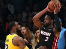 LeBron James (vlevo) z LA Lakers brání Dwyaneho Wadea z Miami.