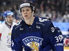 Finský hokejista Anrei Hakulinen pekonal eskou obranu.