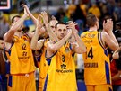 Basketbalisté Gran Canarie slaví výhru. Fandm tleskají Ondej Balvín (12),...
