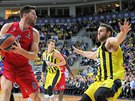 Alec Peters (v erveném) z CSKA Moskva pod tlakem bránících Kostase Slukase...