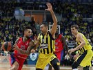 Jan Veselý (vpravo) z Fenerbahce sleduje, jak si jeho spoluhrá Kostas Slukas...