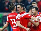 Fotbalisté Fortunx Düsseldorf slaví gól. V popedí  Adam Bodzek a Kaan Ayhan.