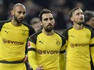 Fotbalisté Dortmundu v ele s Pacem Alcacerem opoutjí stadion Fortuny...