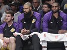 Svi Mychajljuk, Tyson Chandler a LeBron James (zleva) sledují výkon LA Lakers v...