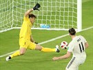Gareth Bale (v bílém) z Realu Madrid skóruje proti Kaim.