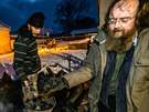 Archeolog Bohumír Dragoun ukazuje devné uhlí, které se v milíi tvoilo ti...