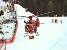 Helikoptéra peváí výcarského lyae Marca Gisina po hrozivém pádu bhem...