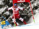 Rakouský lya Marcel Hirscher na trati obího slalomu v Saalbachu